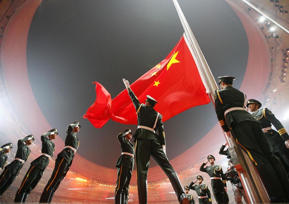 Foto: La bandera china es izada durante la ceremonia de apertura de los Juegos de Pekín, el 8 de agosto del año 2008 (Reuters)
