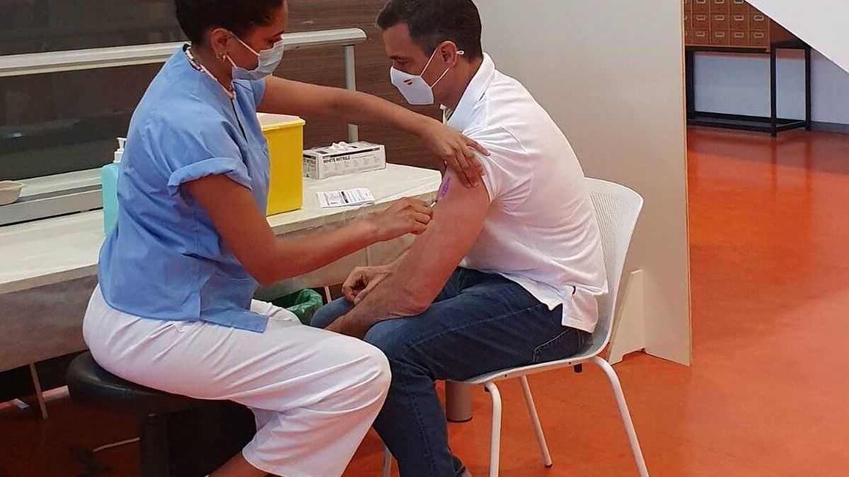 Sánchez recibe la segunda dosis de la vacuna contra el coronavirus