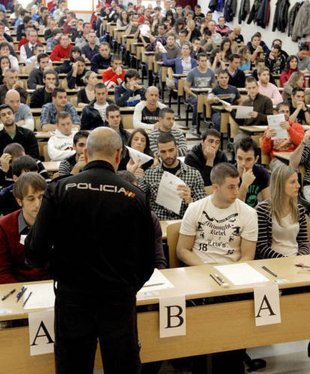 Foto: Varios opositores durante uno de los examenes. (EFE)