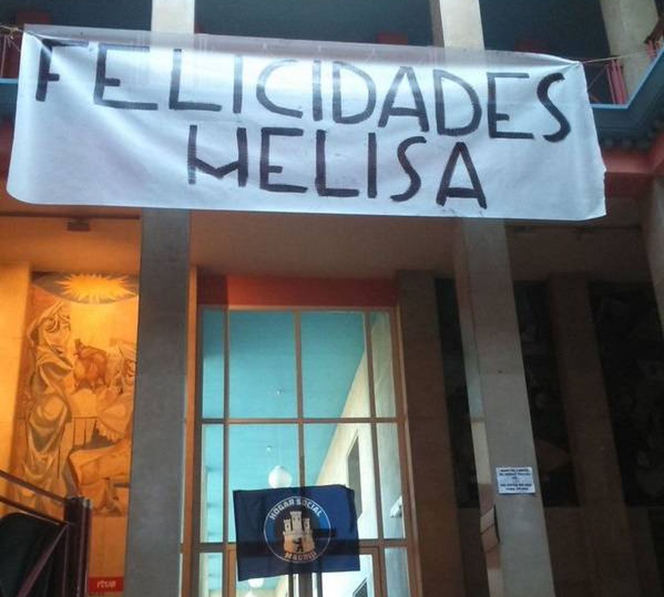 Pancarta en el Hogar Social compartida por Melisa en su cuenta de Twitter con el mensaje: 'Sin duda, estoy junto a los mejores'
