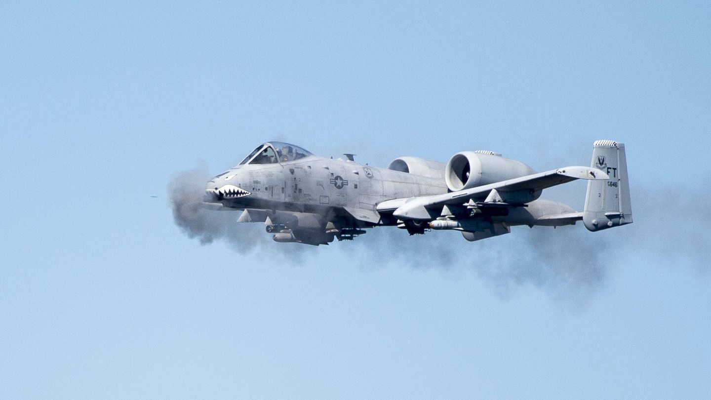 A-10 Thunderbolt II disparando el GAU-8 Avenger (USAF)