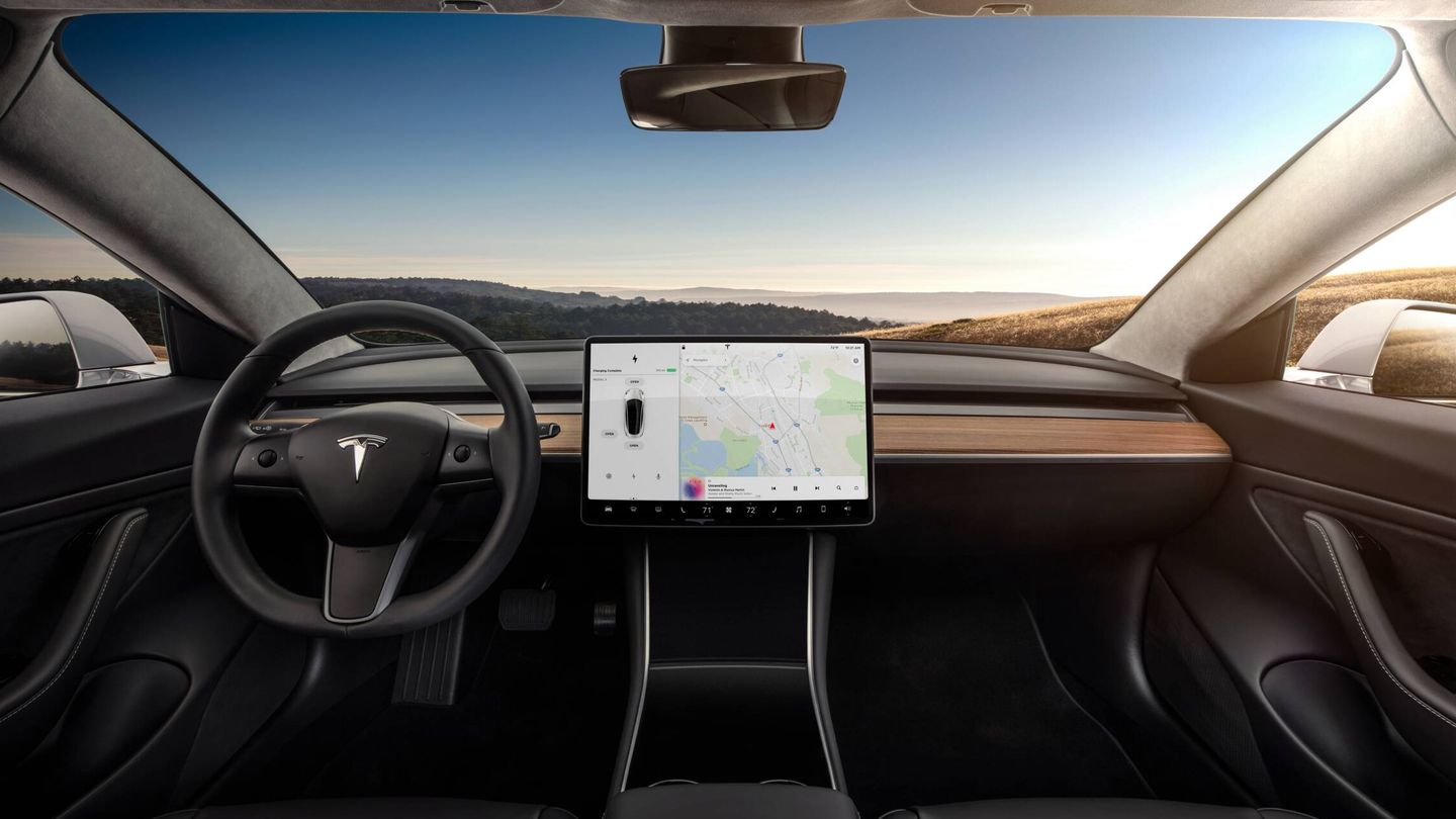 Buena parte de las llamadas a revisión de los Tesla se solucionan al descargar nuevo 'software'.