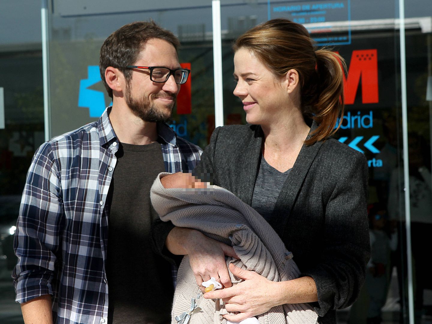 Amelia Bono y Manuel Martos abandonan el hospital con su hijo en brazos.