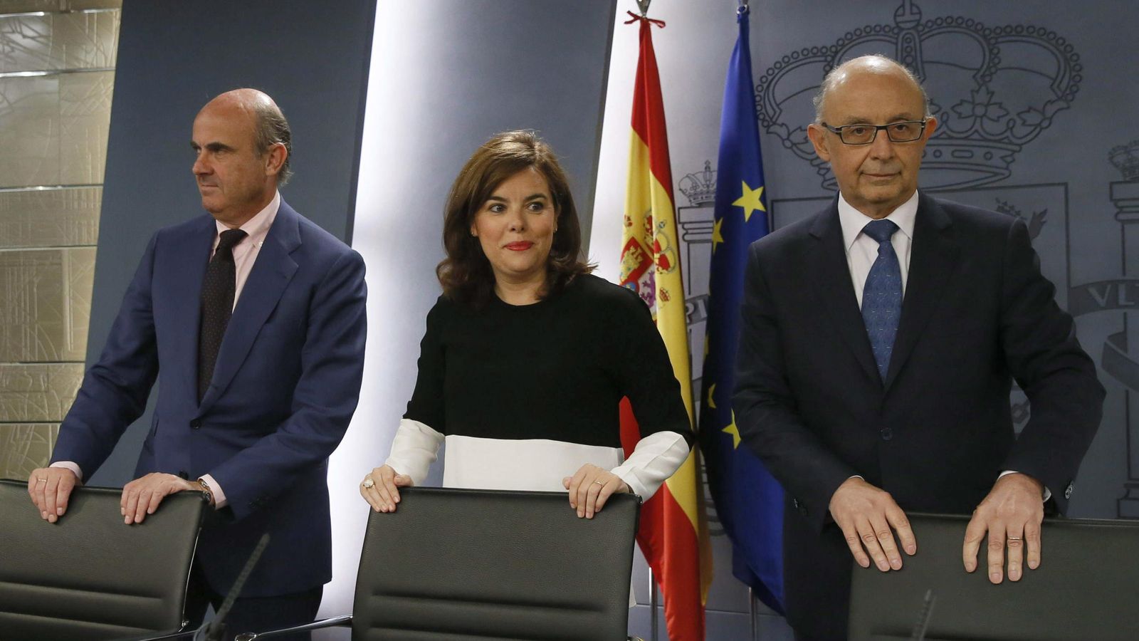 Foto: Guindos, Sáenz de Santamaría y Montoro en la rueda de prensa tras el Consejo de Ministros. (Efe)