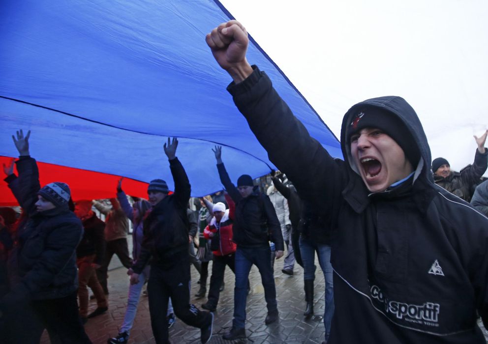 Foto: Manifestantes marchan bajo una inmensa bandera rusa en Simferopol, Crimea. (Reuters)