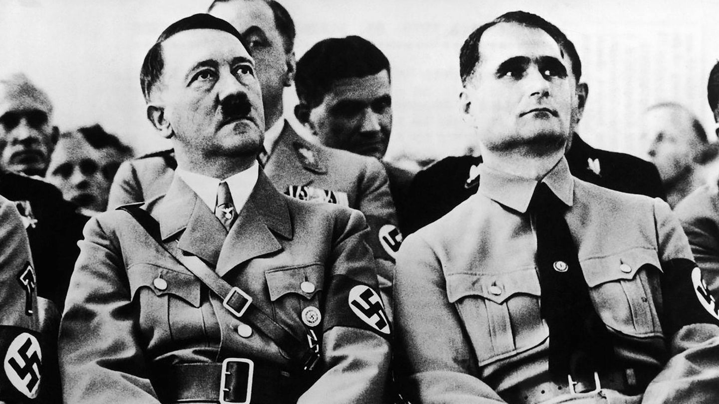 Adolf Hitler y Rudolf Hess, en una imagen de archivo. (El Confidencial)