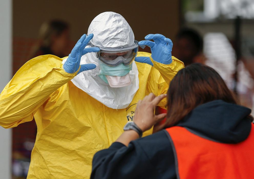 Foto: Entrenamiento para tratar pacientes con ébola. (EFE)