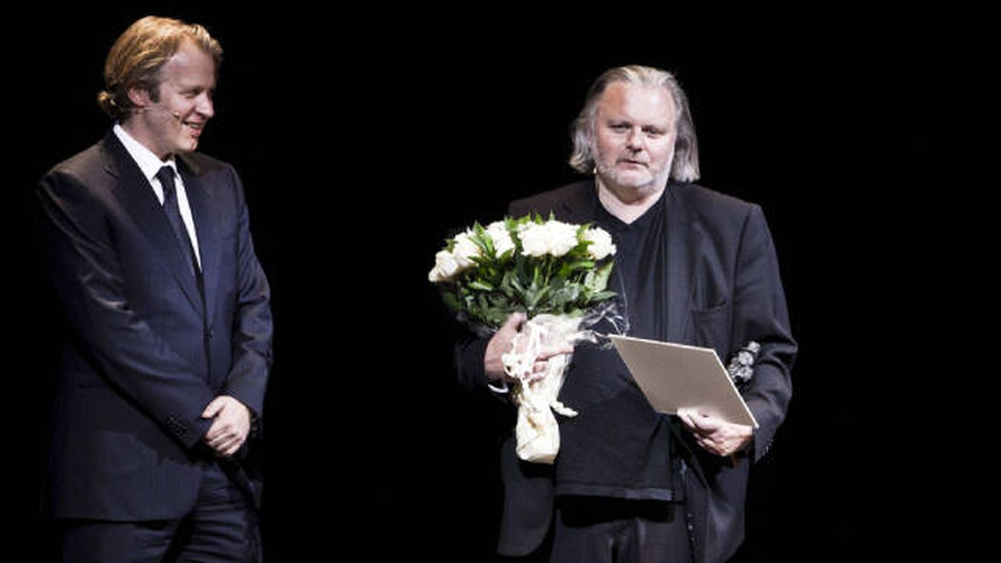 El dramaturgo noruego Jon Fosse (d) tras recibir el Premio Internacional Ibsen 2010 durante una ceremonia en el Teatro Nacional de Oslo (EFE/Aleksander Andersen)