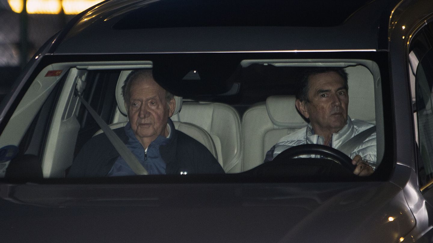 El rey Juan Carlos tras aterrizar en Vigo, donde fue recibido por su amigo Pedro Campos. (EFE/Salvador Sas)