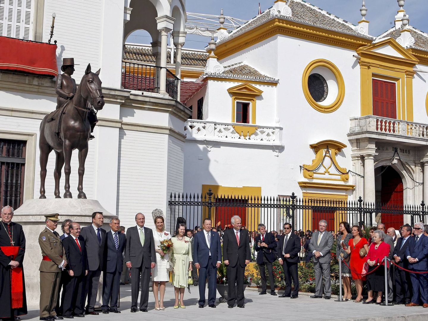 El Rey Juan Carlos y su hija la Infanta Elena inauguran una escultura ecuestre de la madre del monarca. (EFE)