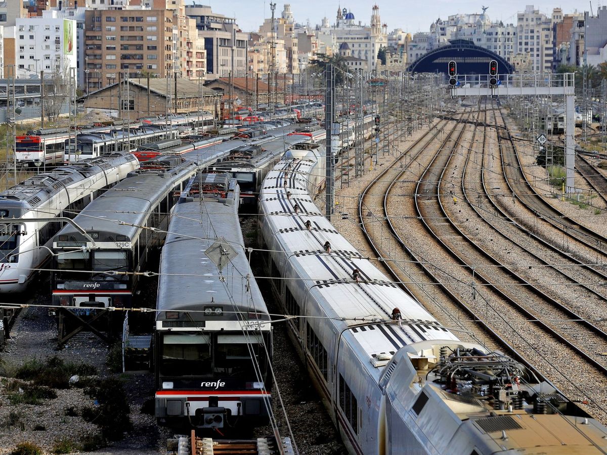 Foto: Vista de las vías que desembocan en la Estación del Norte de Valencia. (EFE/Manuel Bruque)