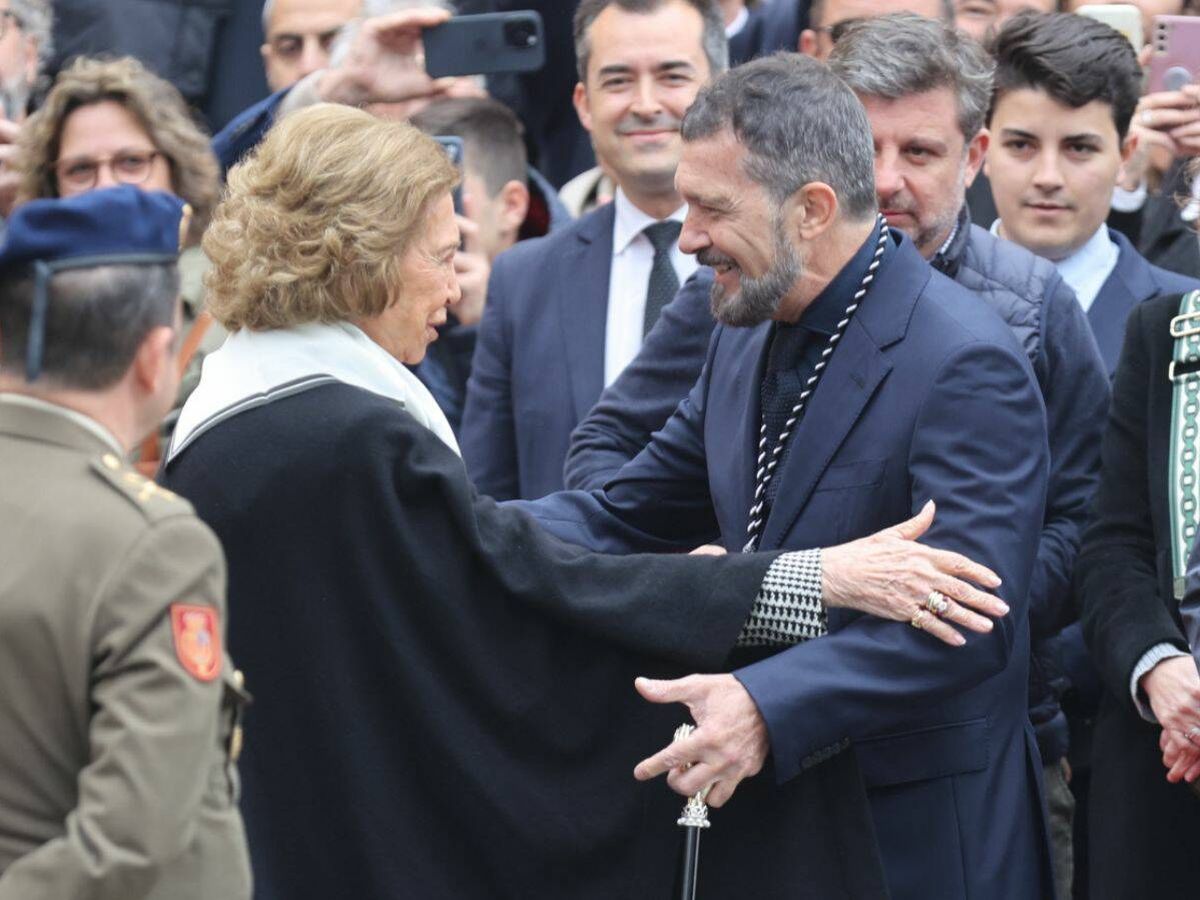 Foto: La reina Sofía y Antonio Banderas se saludan con cariño. (Gtres)