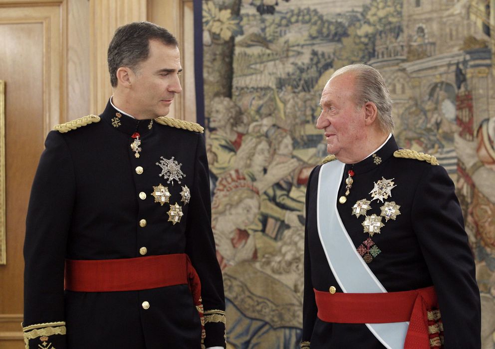 Foto: Felipe VI recibe el fajin de capitán general de manos de su padre (Gtres).