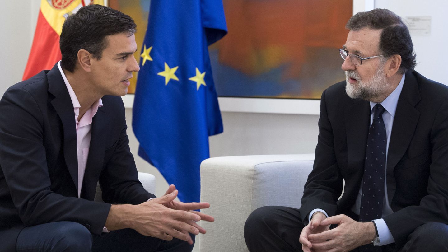 Mariano Rajoy recibe a Pedro Sánchez en Moncloa tras el 1-O. (EFE)