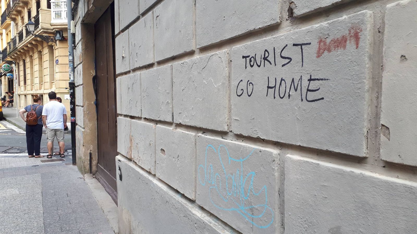 Foto: Una pintada pide a los turistas que se vayan "a casa" esta semana en la Parte Vieja donostiarra. (E.C.)
