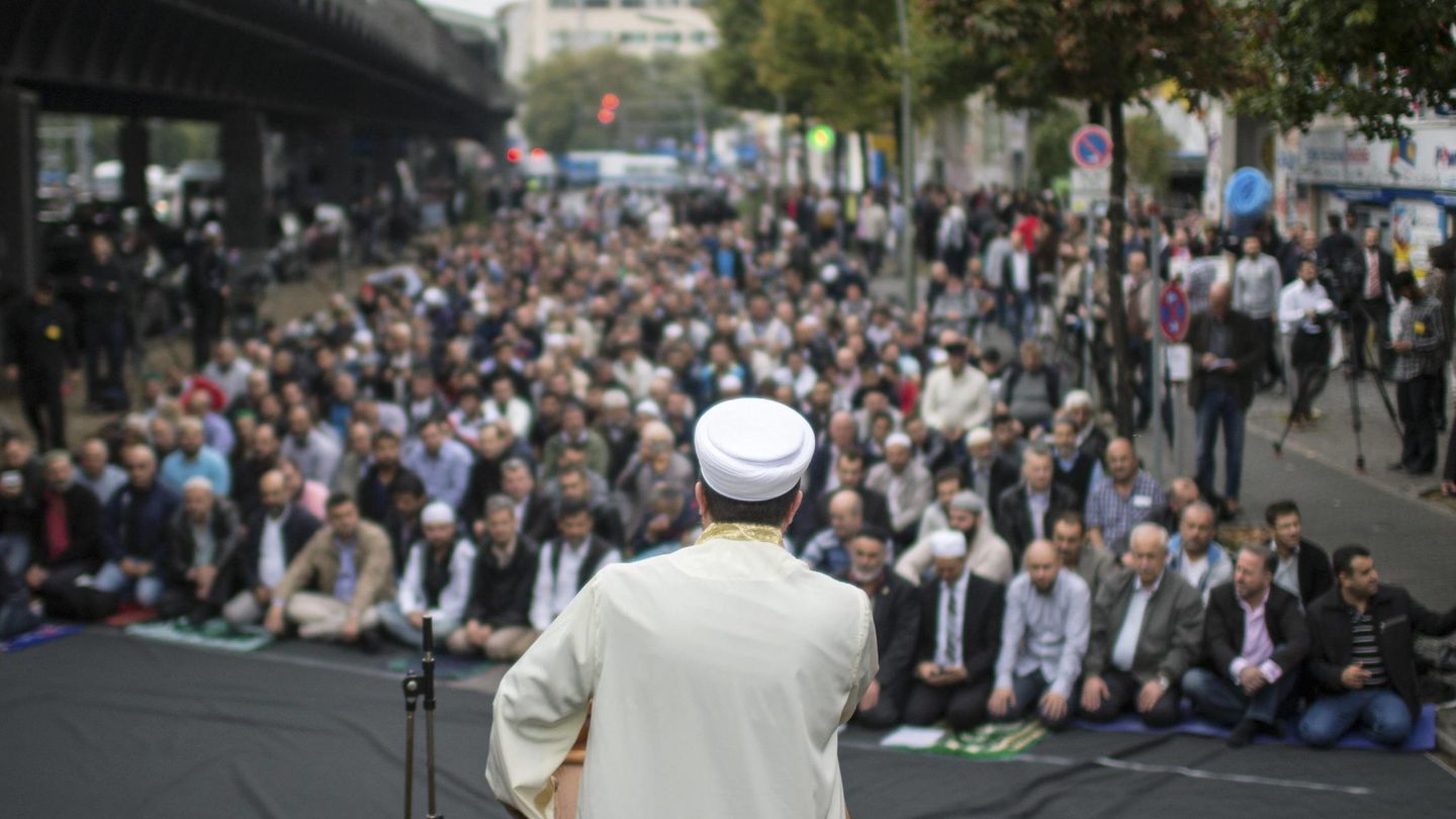 Musulmanes, durante el rezo del viernes en la mezquita de Skalitzer Strasse, en Berlín. (Reuters)