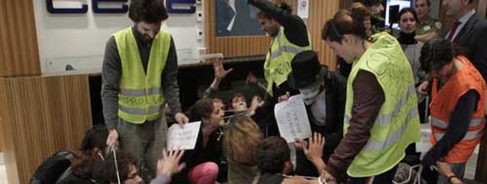 Foto: Unos 40 jóvenes entran en la CEOE gritando "manos arriba esto es un contrato"