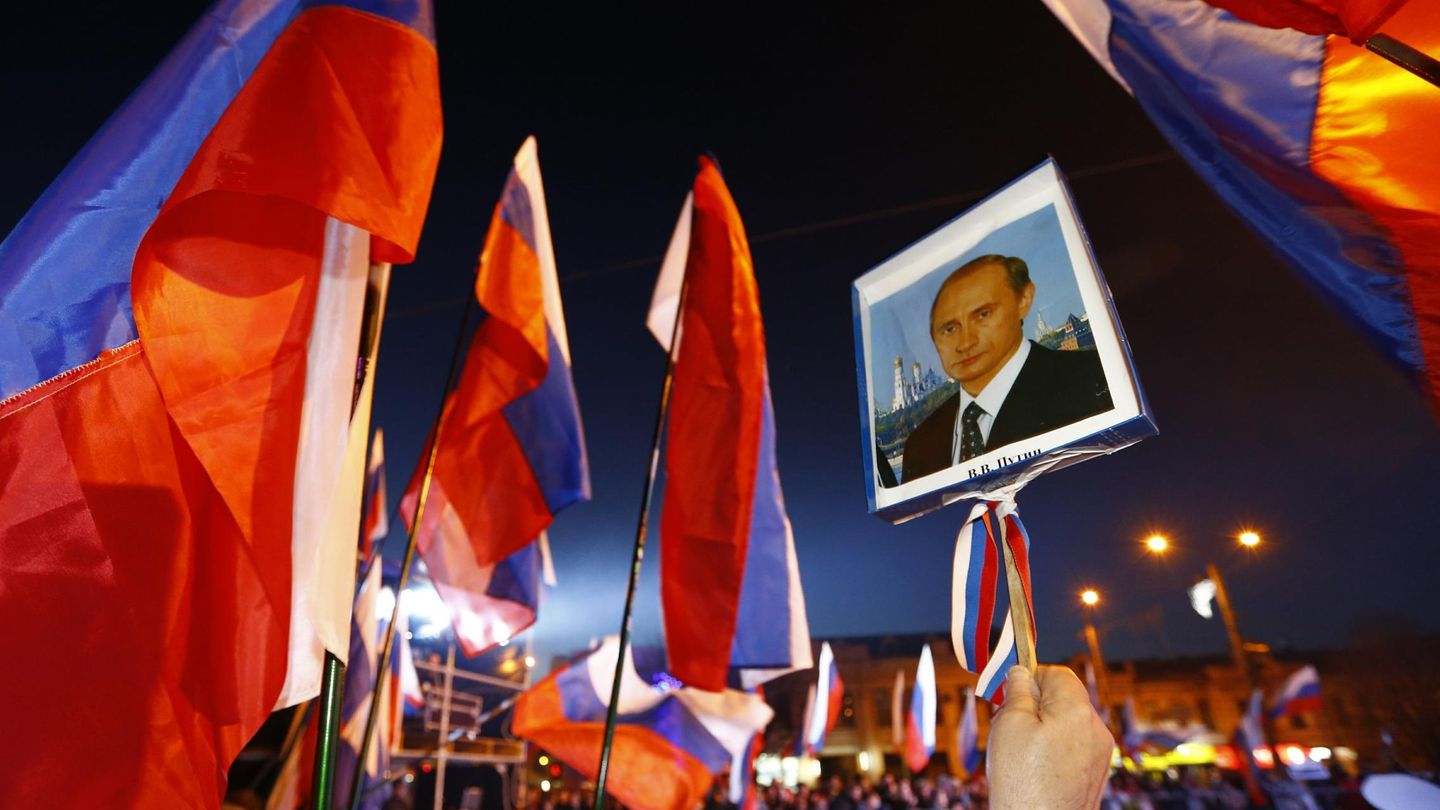 Una imagen de archivo de crimeos celebrando la anexión a Rusia en Simferopol (Reuters).