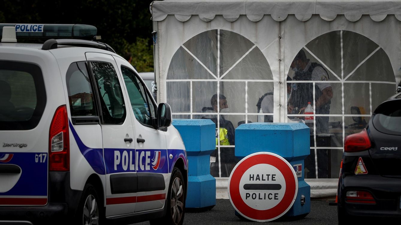 Foto: Policía francesa en la frontera entre España y Francia. (EFE/Javier Etxezarreta)