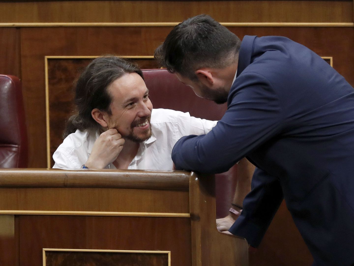 Pablo Iglesias conversa con el diputado de ERC, Gabriel Rufián, durante el pleno del Congreso. (EFE)