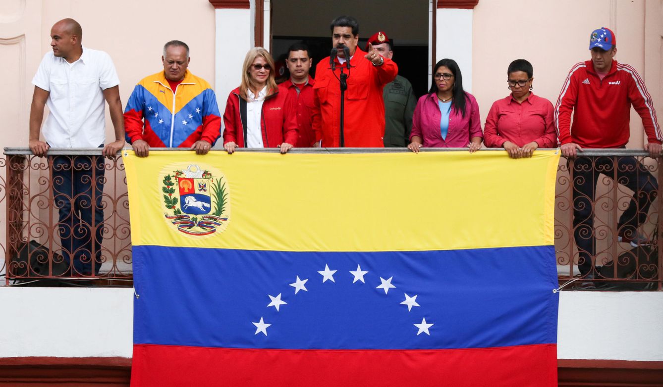 Nicolás Maduro, acompañado de su cúpula de Gobierno, en el Palacio de Miraflores (Reuters)
