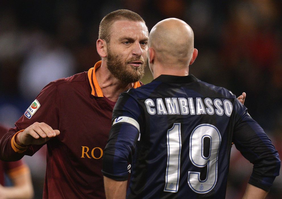 Foto: Daniele De Rossi discute con Cambiasso en el partido que enfrentó a la Roma y al Inter de Milán (FOTO: Cordonpress).