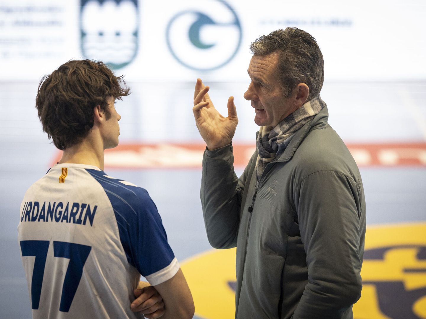 Iñaki Urdangarin conversa con su hijo Pablo. (EFE/Javier Etxezarreta)
