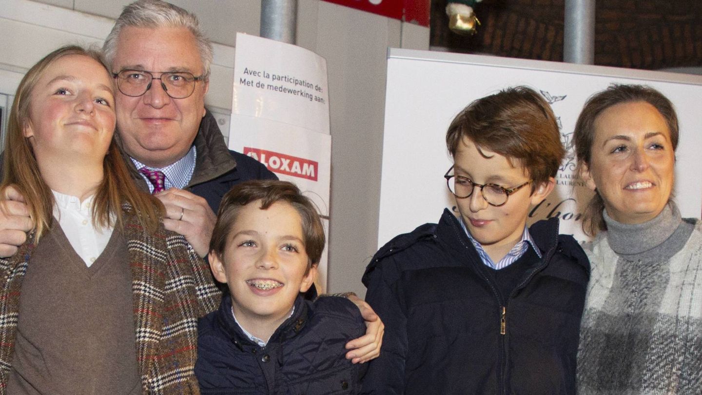 Laurent y Claire de Bélgica, con sus tres hijos en 2019. (CP)