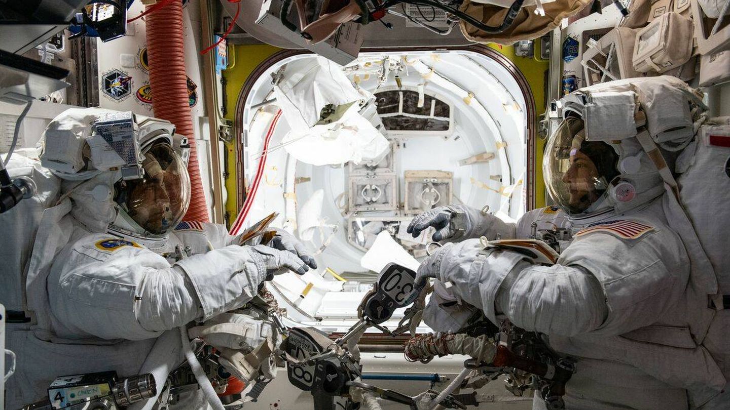 Dos astronautas de la NASA en una misión espacial.
