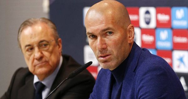 Foto: Florentino Pérez escucha a Zidane el día de su despedida. (EFE)