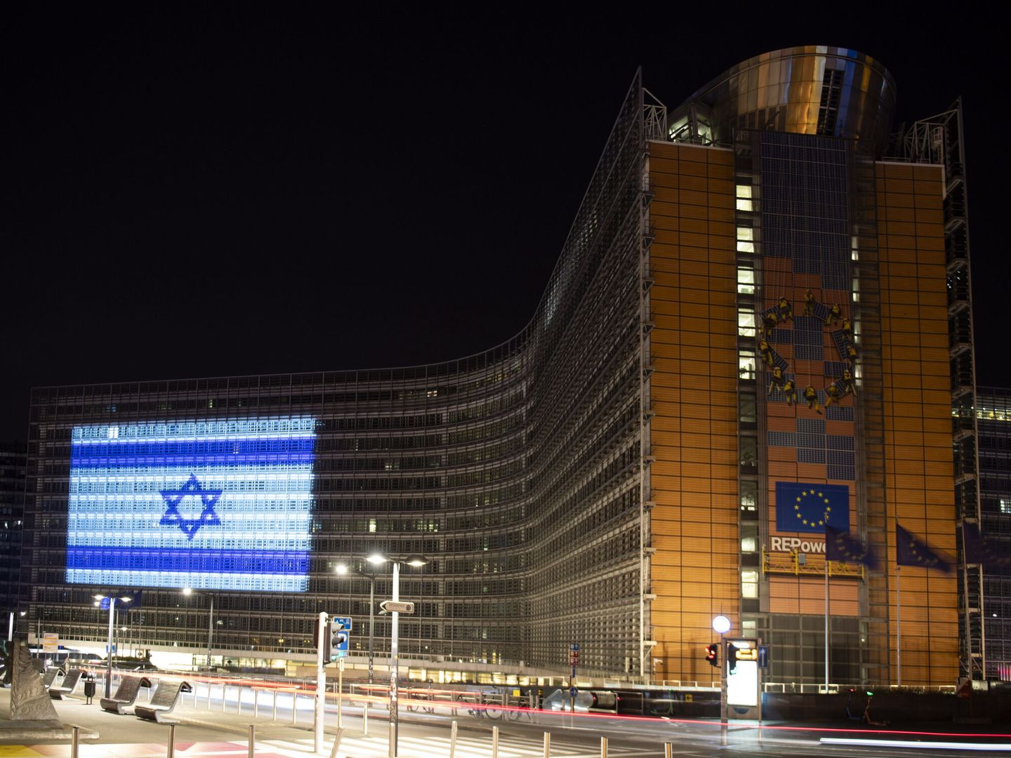 La bandera de Israel, en la sede de la Comisión Europea en Bruselas. (EFE)