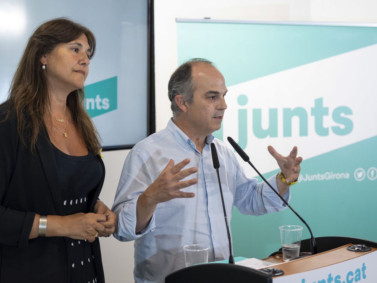 Foto: La expresidenta del Parlament de Cataluña, Laura Borràs, junto al secretario general de JxCAT, Jordi Turull. (EFE/David Borrat)