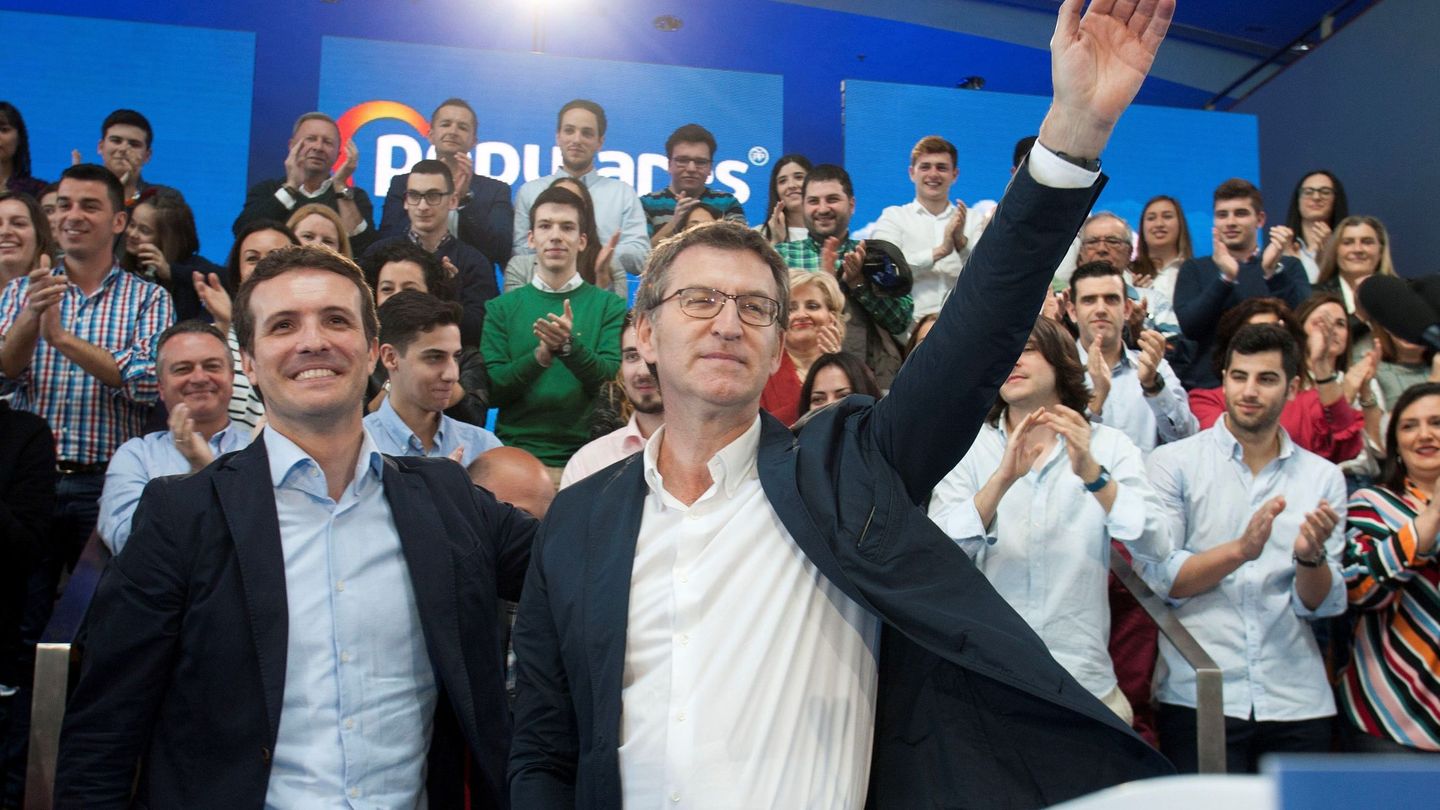 El presidente del Partido Popular Pablo Casado (i), acompañado del presidente de la Xunta de Galicia Alberto Núñez Feijóo (2i).(EFE)