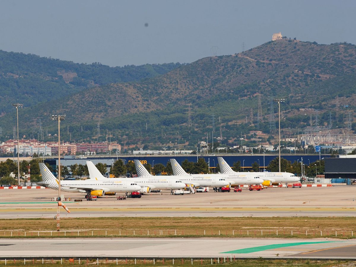 Foto: Varios aviones de la compañía Vueling, en el aeropuerto de El Prat. (EFE)
