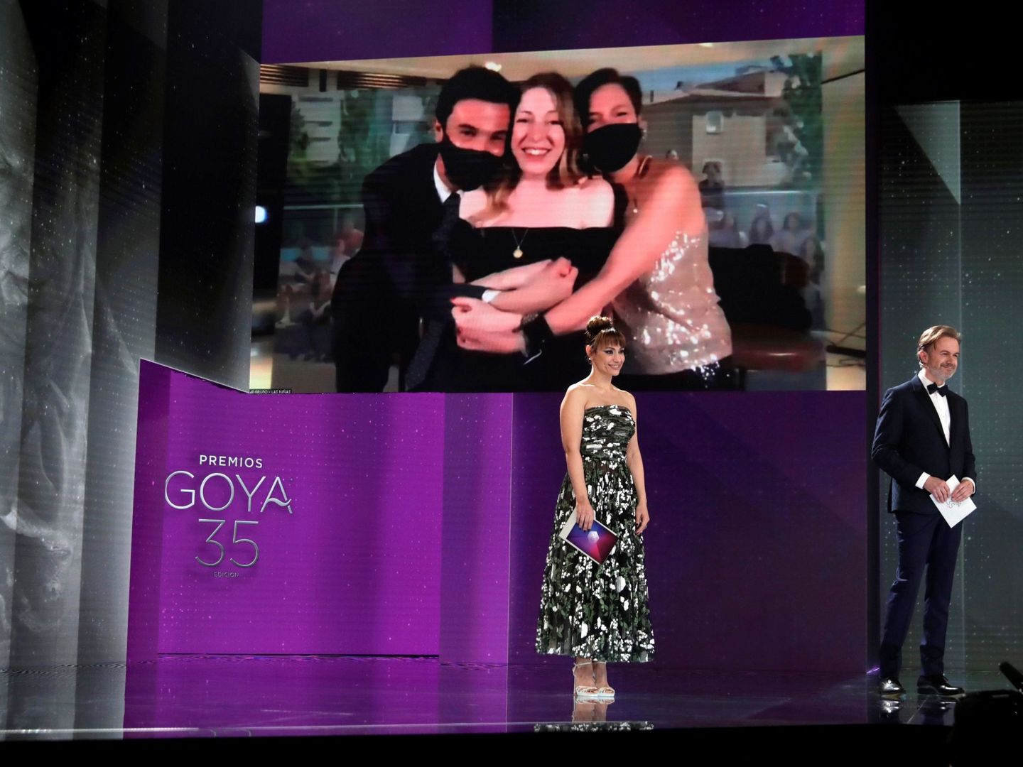 La directora Pilar Palomero (en la pantalla-c) recibe el Goya al Mejor Guión Original por 'Las Niñas' (EFE)