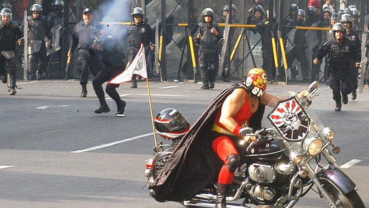 Peatónito, Superbarrio, Supergay... superhéroes mexicanos de carne y hueso
