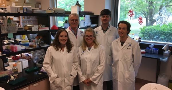 Foto: Cinco de los siete investigadores del gen LRRK2. Foto: Hospital de Ottawa