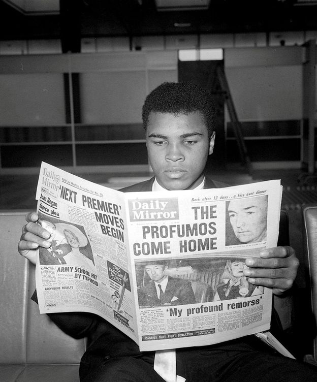 Foto: Muhammad Alí lee el periódico en Londres en 1963. (Reuters)