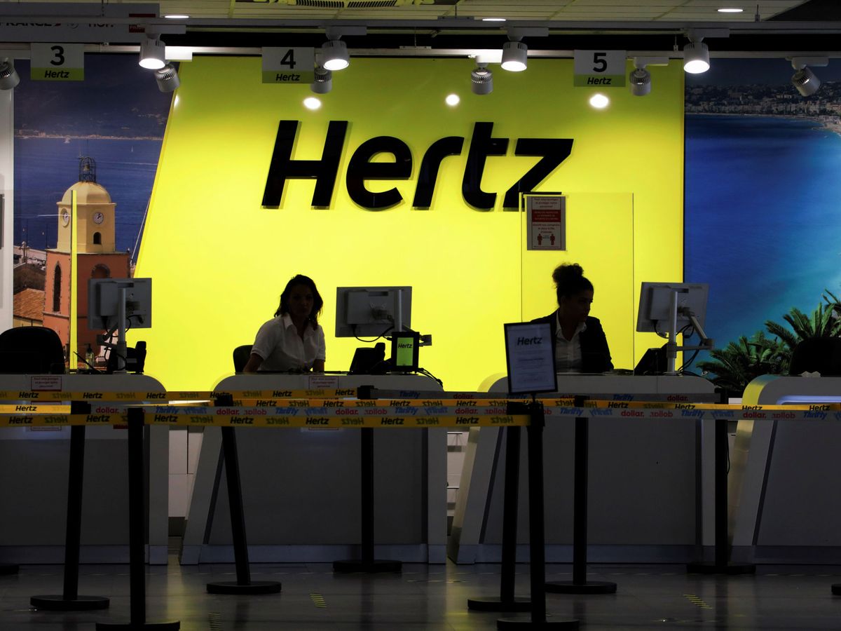 Foto: Un mostrador de alquiler de coches de Hertz. (Reuters)