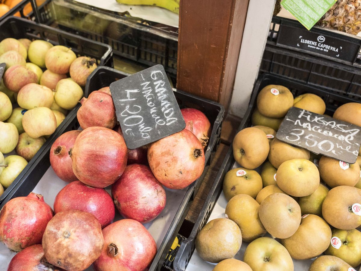 Foto: Vista de los precios de la fruta en el mercado de Es Claustre de Mahón, Menorca. (EFE)