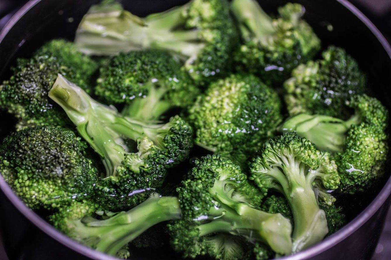 El brócoli solo requiere cinco minutos de cocción.