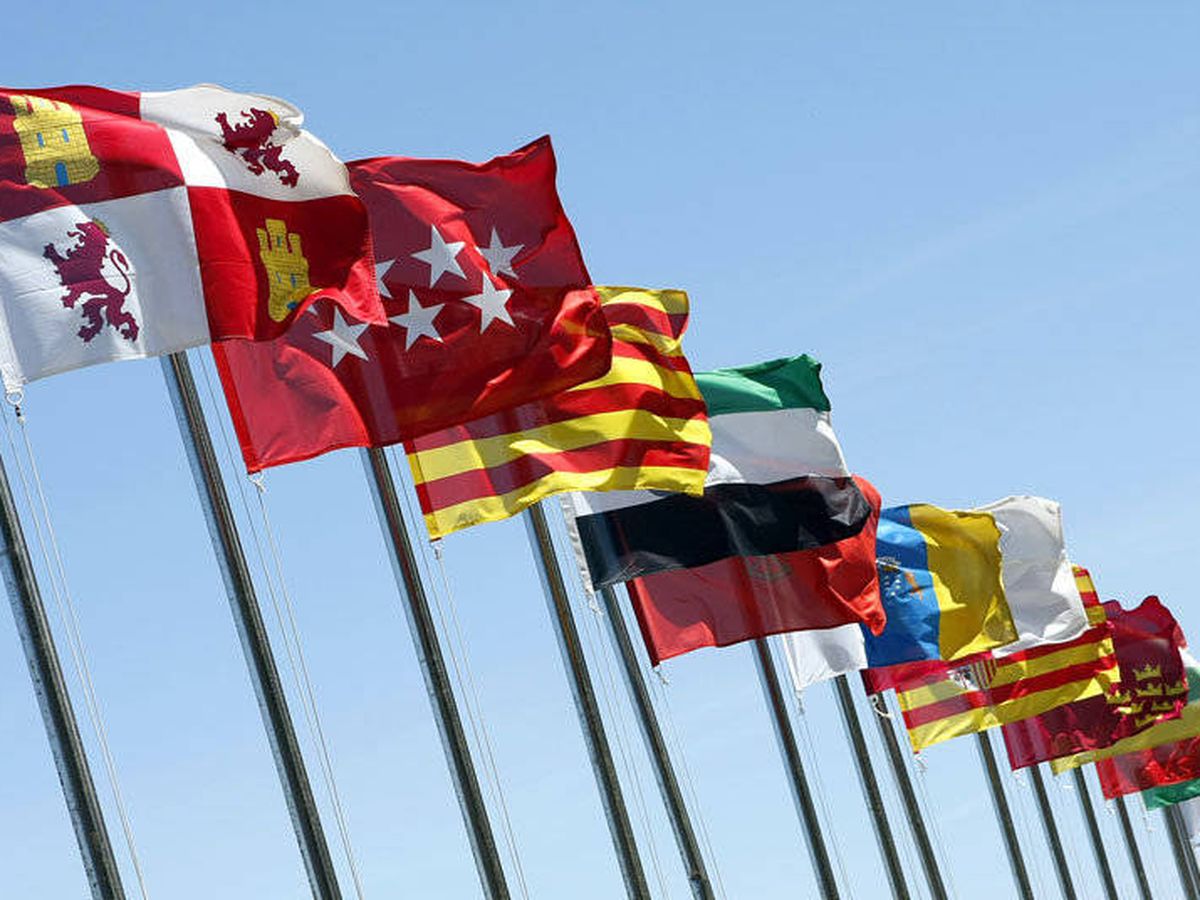 Foto: Banderas de las diferentes comunidades autónomas. (EFE)
