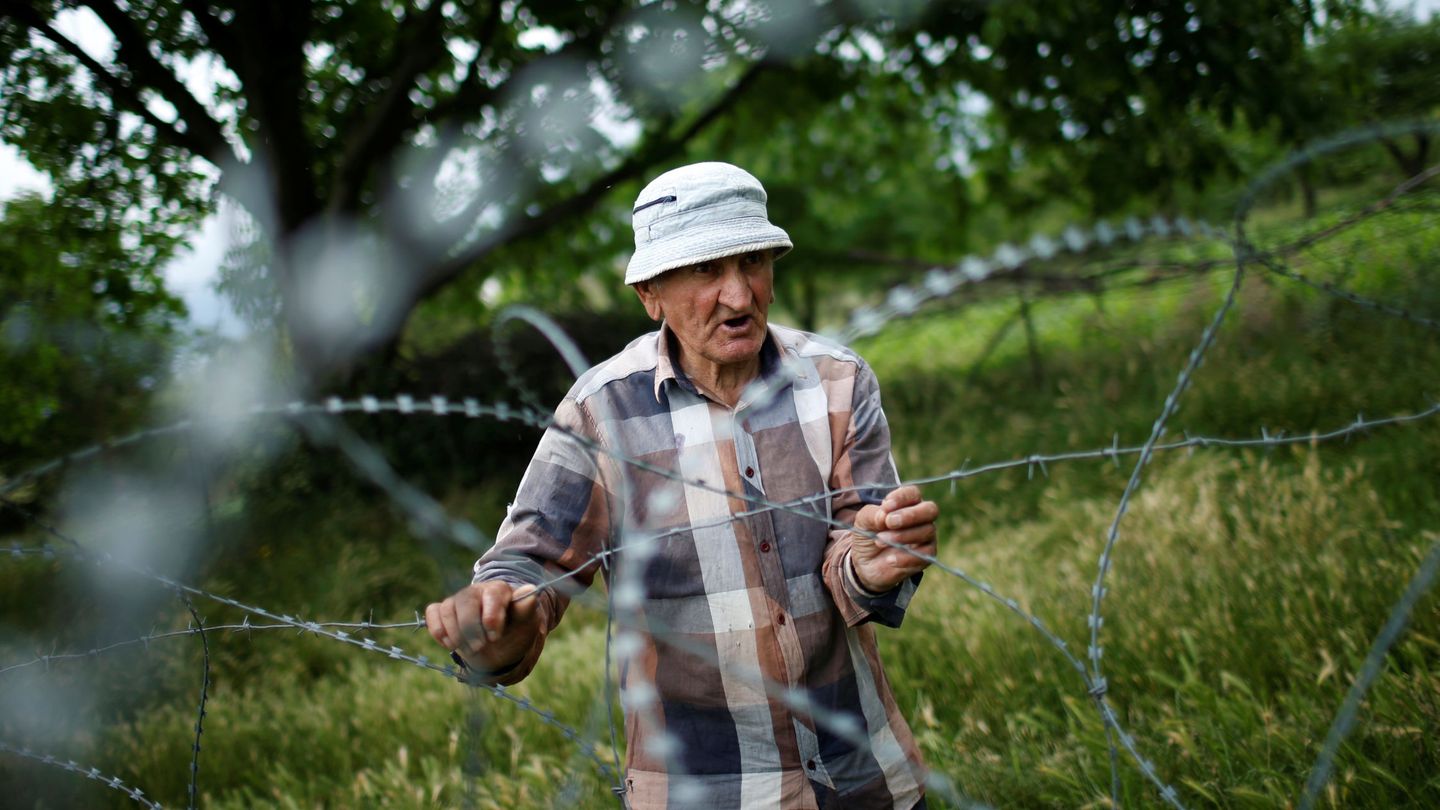 Data Vanishvili, a los 82 años, en la frontera que divide Khurvaleti, en 2018. (David Mdzinarishvili/Reuters)