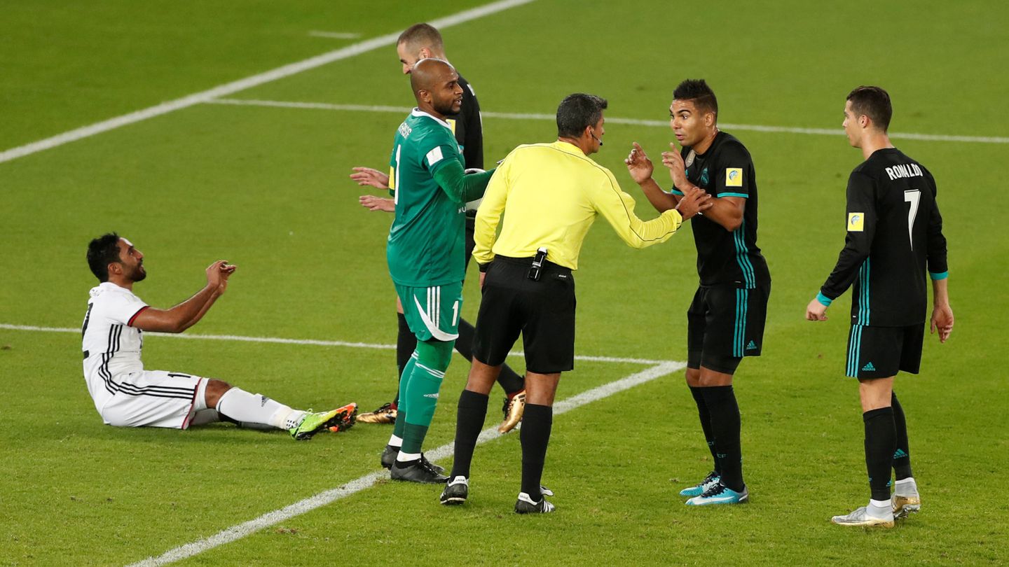 Casemiro trata de explicarle a Sandro Ricci que él no hizo nada ilegal para marcar. (Reuters)