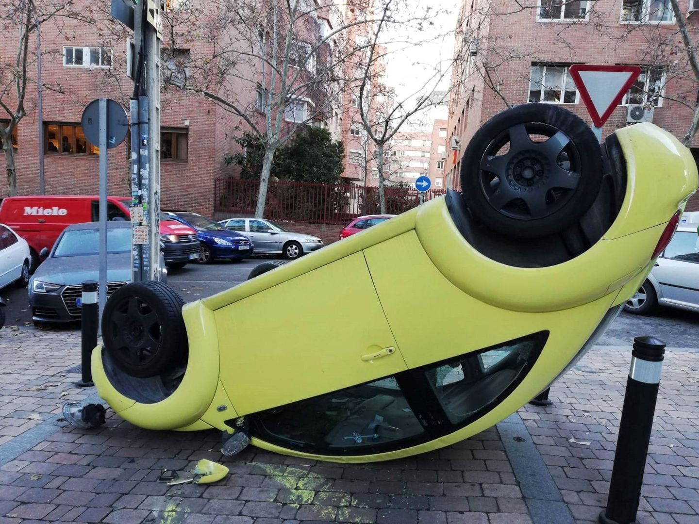 Un conductor se fugó por la ventanilla del coche tras sufrir un aparatoso accidente en una estrecha calle de Madrid (EFE)