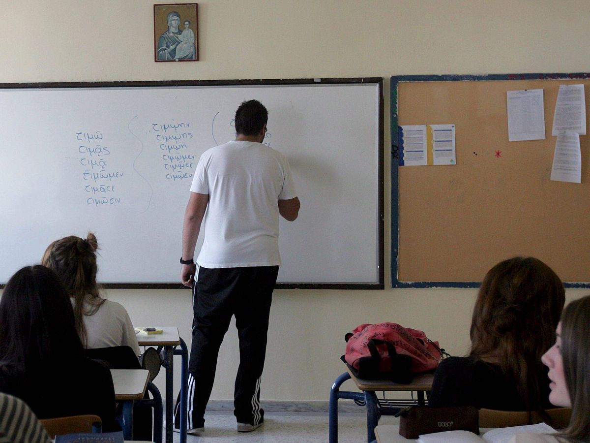 Foto: Foto de archivo de un profesor dando clase a un grupo de alumnos. (EFE)