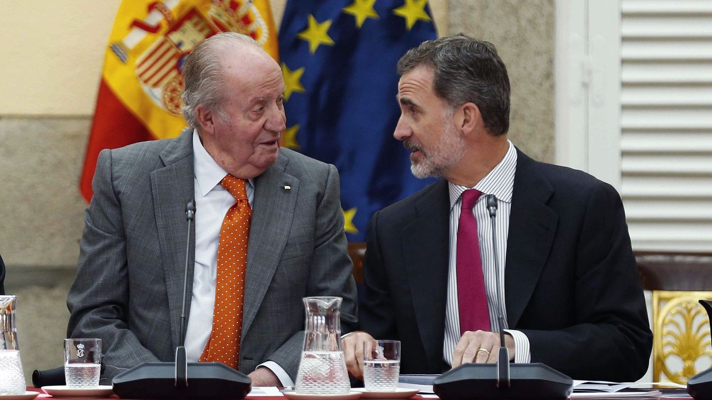 Felipe VI (d) junto a su padre, don Juan Carlos. (EFE)