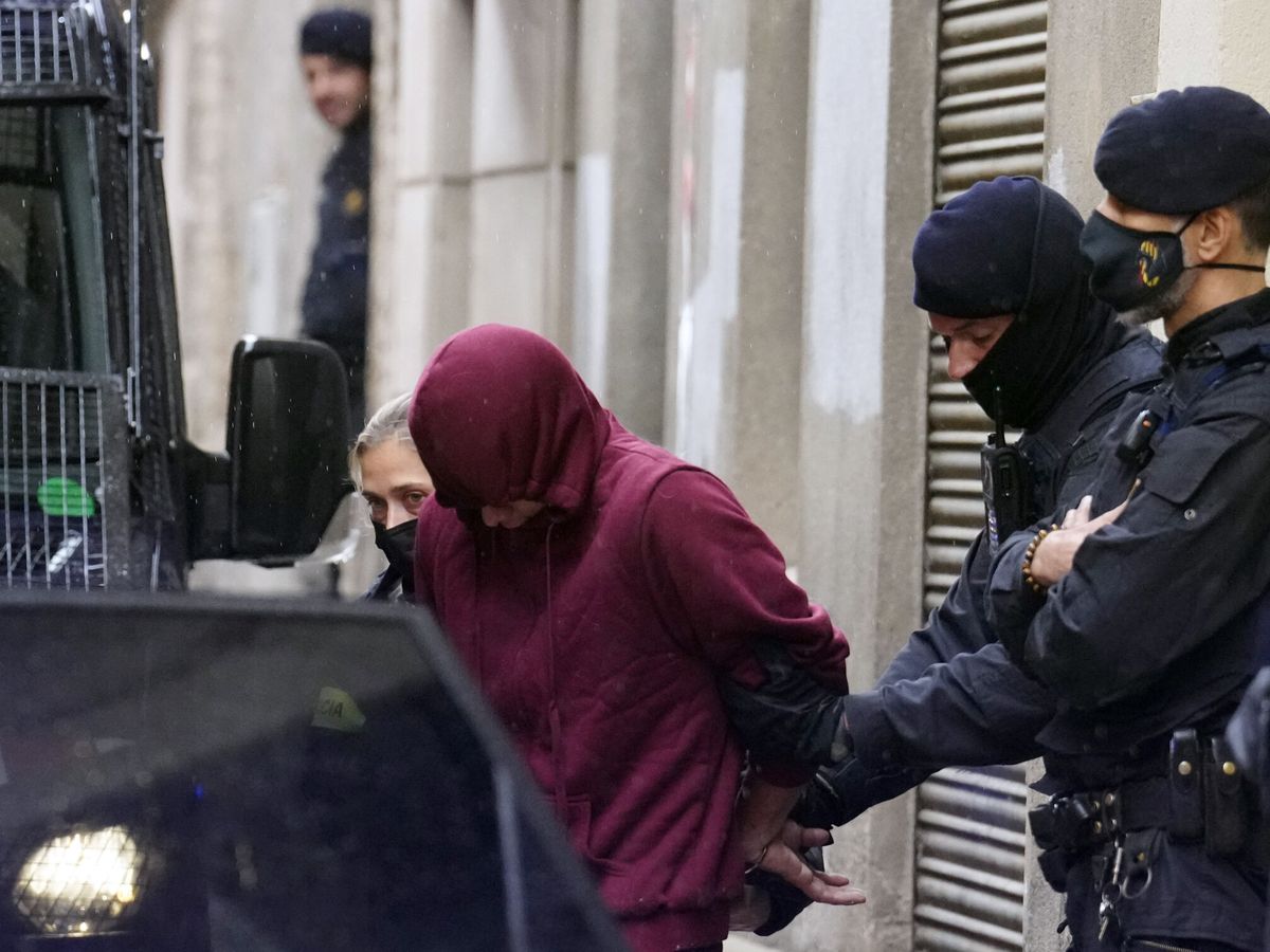 Foto: Los Mossos d'Esquadra custodian al presunto autor de la brutal agresión sexual que sufrió en Igualada (Barcelona). (EFE/Enric Fontcuberta)