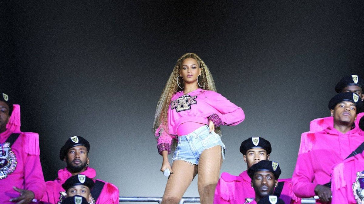 Beyoncé va a un partido de baloncesto con un look que te dejará sin habla