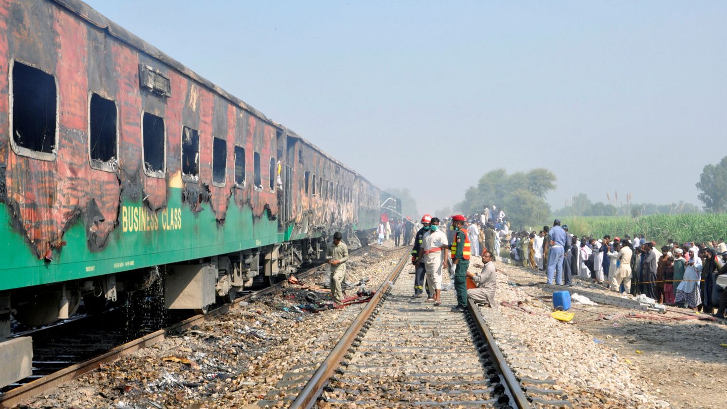 El tren incendiado en Pakistán. (Reuters)